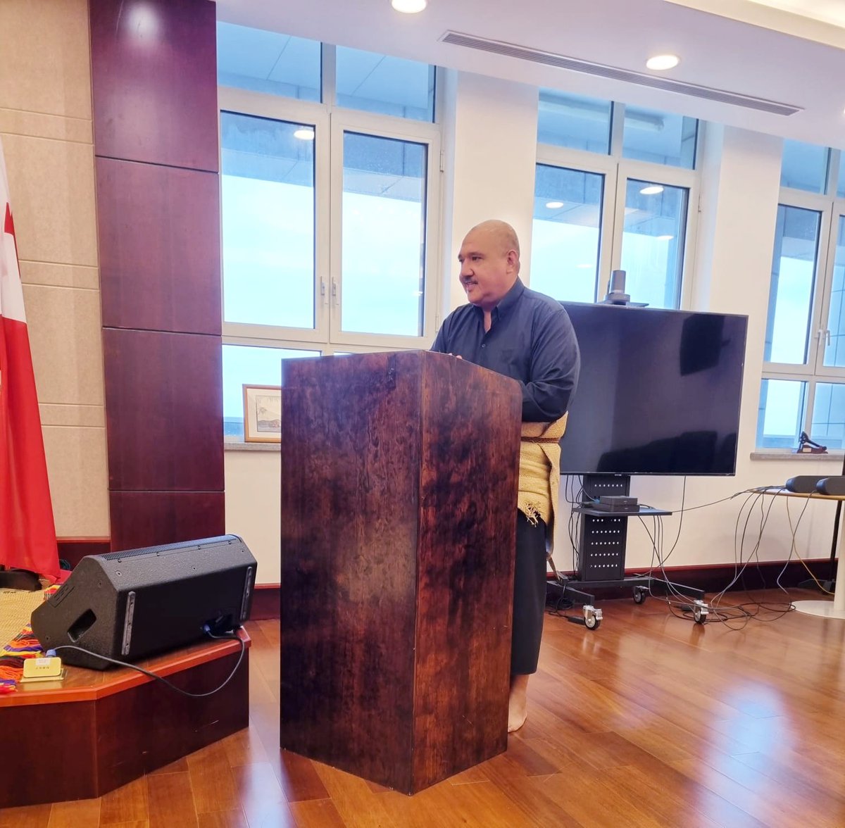 leonaitasi's tweet photo. MFA staff and the Lord Privy Seal &amp; Secretary for Foreign Affairs, warmly greeted the Hon. Fekitamoeloa 'Utoikamanu, the Kingdom's Minister of Foreign Affairs https://t.co/LTtnyNudyN