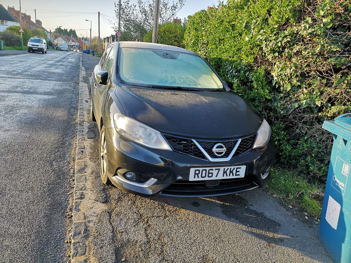 Cowley Rd, Littlemore. According to @ThamesVP 101, 'people can just look both ways, cross the road, and use the pavement on the other side to continue their journey'.

That's a big🖕to people with wheelchairs and buggies. Thanks.

@TVP_EastOxford @Charlie_Hicks_ @matthew_barber