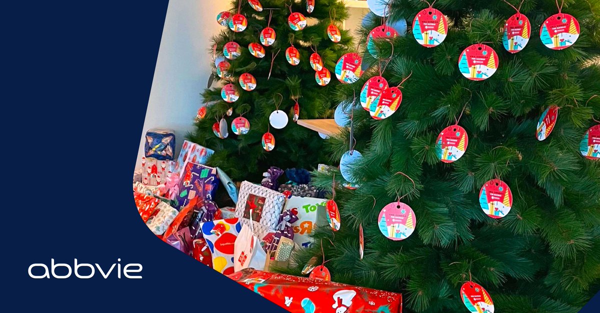 AbbVie_ES's tweet photo. 👑👑👑 Melchor, Gaspar y Baltasar están a punto de llegar cargaditos de juguetes

✨Y para ayudarles en su tarea, un año más nos convertimos en pajes y colaboramos con la campaña #UnaSonrisaporNavidad de la ONG @cooperacion para que todos los niños reciban su regalo de Reyes https://t.co/7yzJpd45XN