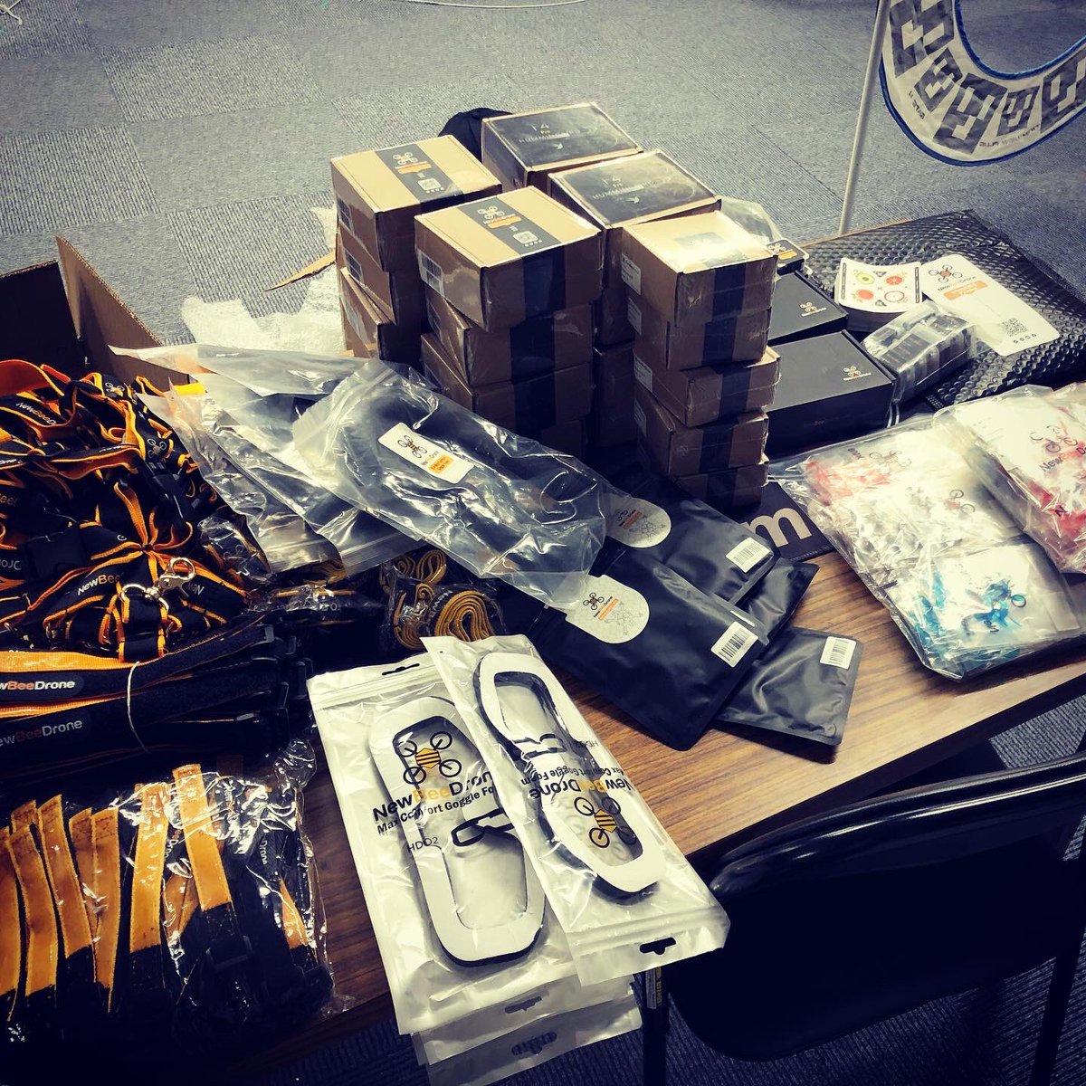 kigaru's tweet image. 今日はnew bee droneが入荷です！店出しはしばらくお待ち下さい。
1月6日は木曜TTT開催します！18時〜21時まで　1000円です！
#kigarudrone #newbeedrone