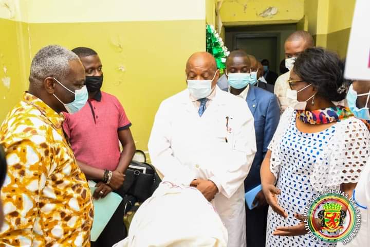 CBINFORMATION's tweet photo. 🛑🇨🇬 Anatole Collinet Makosso, Premier Ministre est allé souhaiter une bonne année de prompte guérison et de bonheur à Urcia Burgelle Mpandzou, jeune fille atteinte d'une tumeur faciale embryonnaire ayant affecté l'œil droit👇👇👇 https://t.co/tG6aL2f5t2