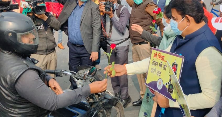 iShankarLalwani's tweet photo. 'रेड लाइट ऑन, इंजन ऑफ'
इंदौर की वायु गुणवत्ता सुधारने के लिए चौराहे पर लालबत्ती के दौरान वाहन का इंजन बंद रखने का अभियान शुरू किया गया है।
आज विभिन्न चौराहों पर पहुंचकर वाहन चालकों से लालबत्ती पर वाहन बंद रखने का अनुरोध किया।
#RedLightOnEngineOff https://t.co/SiczWi80pI