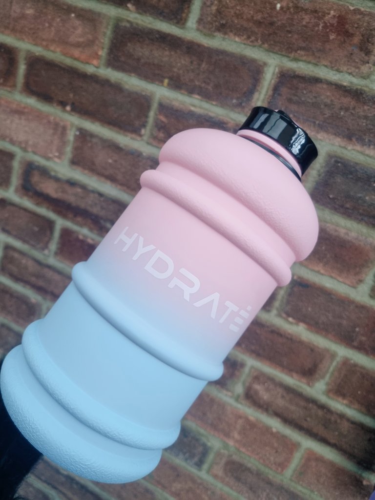 January's wellbeing goal is to drink more water💧 

2L sat on my desk

Making healthy habits consistent, one goal at a time 😃