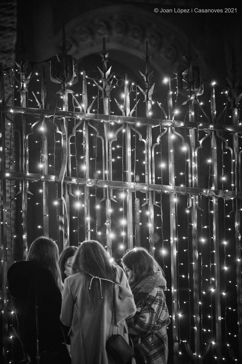 joanlopezphoto's tweet photo. Friendship at Christmas

📸 Fujifilm X-T3

📷 Fujinon XF 50-140mm F2.8 R LM OIS WR

#barcelona #city #lights #christmaslights #friends #friendship #christmas #storytelling #santpau #street #streetphotography #urban #urbanphotography #photography #photographer #blackandwhite https://t.co/E5MChBmeDX