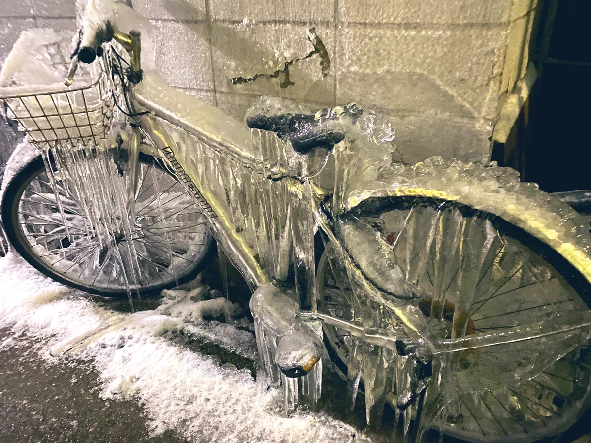 外に自転車を放置していると？氷漬けになってしまうwww