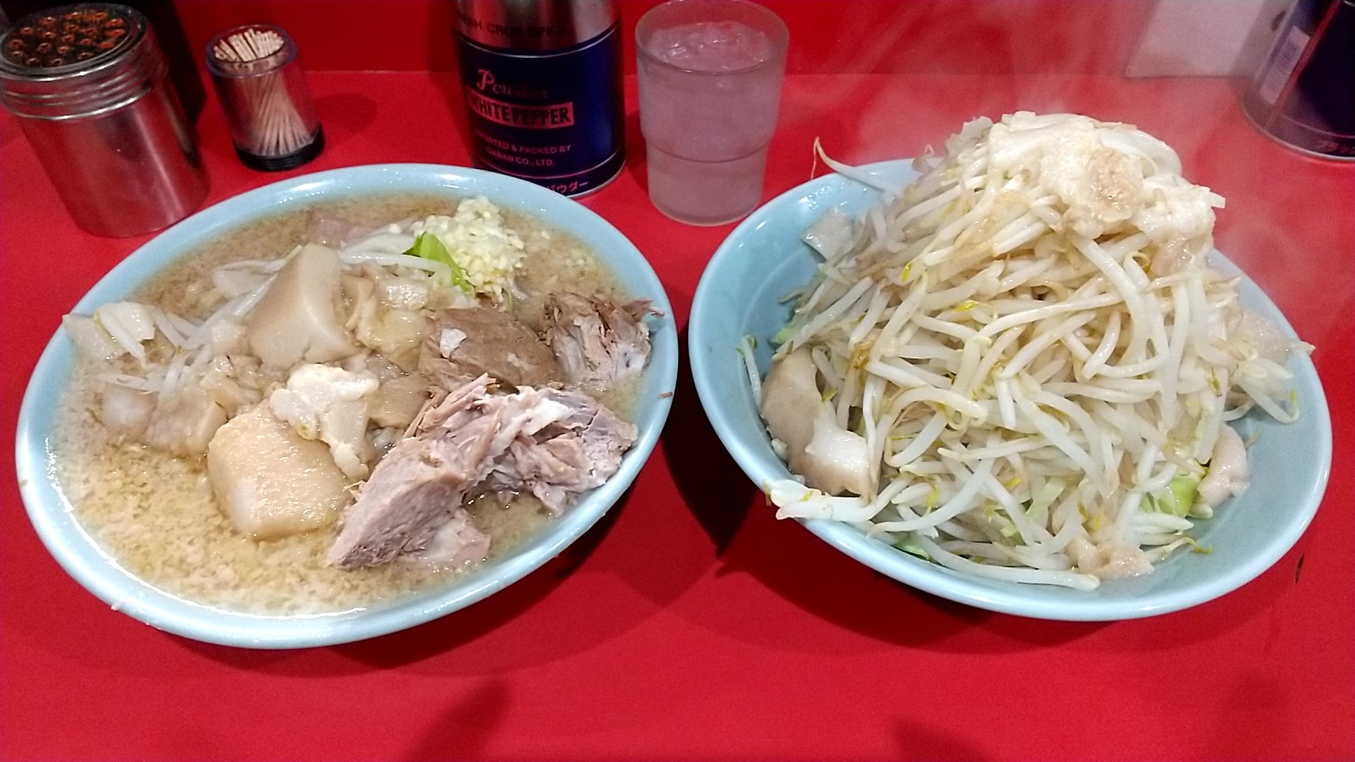 たかはｃ 公式 ラーメン大 名古屋店 普通盛豚入り 野菜マシマシ 別盛 ニンニク カラメ ちょいマシ 背脂 カタマリ 年始開店初日にいただき やっぱここのスープに絡む麺と野菜はたまらん 豚 もゴロゴロ出てきてうめぇ ごちそうさまでした