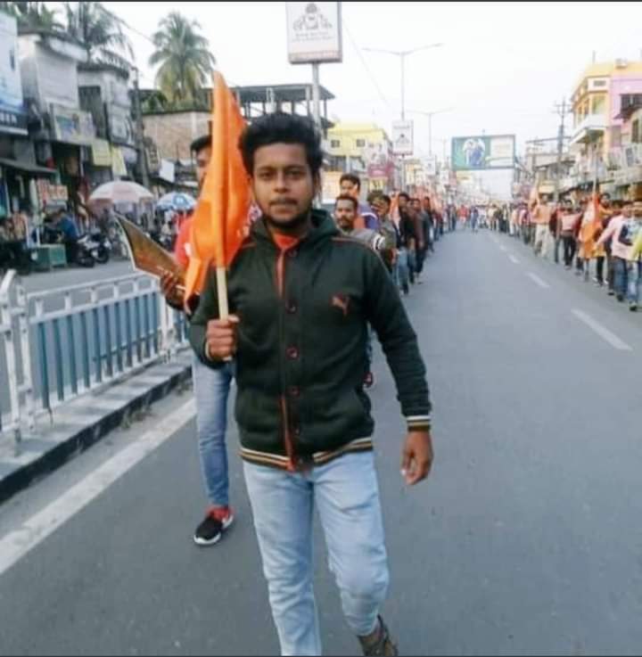 DibakarHindu's tweet photo. তোমরা জন্ম দিনের শুভেচ্ছা জানিয়ে নিজেদের মহান মনে করতে ব্যস্ত। ওদিকে আজ আলিপুরদুয়ারে এক হিন্দু ভাইকে মেরে ঝুলিয়ে দিতে ওরা ব্যস্ত। @BJP4Bengal @tathagata2 @SuvenduWB @DrSukantaBJP @AmitShah @jdhankhar1 @PMOIndia https://t.co/Q9vJZycvA9