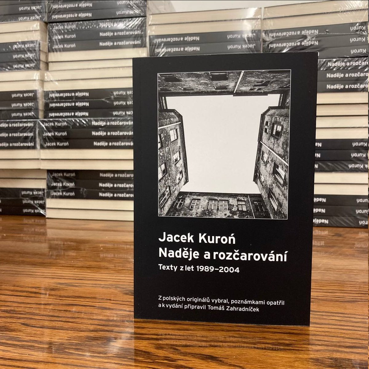 MDAkademie's tweet photo. 🎉🔜 Už brzy najdete v knihkupectvích výbor komentovaných textů Jaceka Kuroně, který vydáváme spolu s @USD_AV_CR a nakladatelstvím Burian a Tichák. Těšíte se?

K nám přišel o svátcích a máme z toho velkou radost!

👉 https://t.co/C72qWpZSIC

#Kuron #knihy https://t.co/3URnSvsush