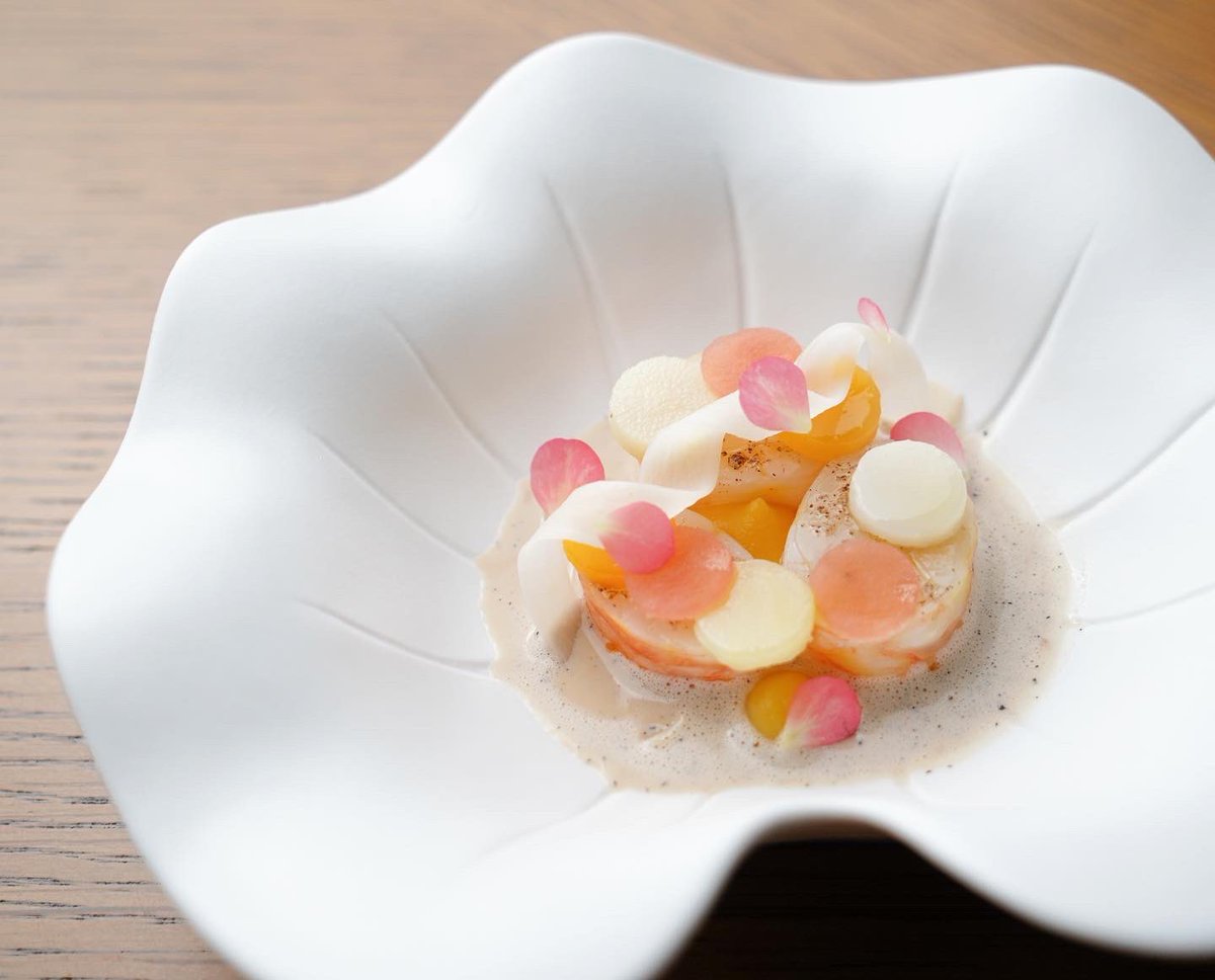 MO_LANDMARKHK's tweet photo. Uncover the magic power of natural refrigerator in today's #Amberlicious. Check out our purveyors near Yamagata who preserve and age our yellow carrots under the snow to maintain its sweetness and 100% humidity. Visit Amber's winter menus for a sustainable dining experience. https://t.co/qumv9pNDkj