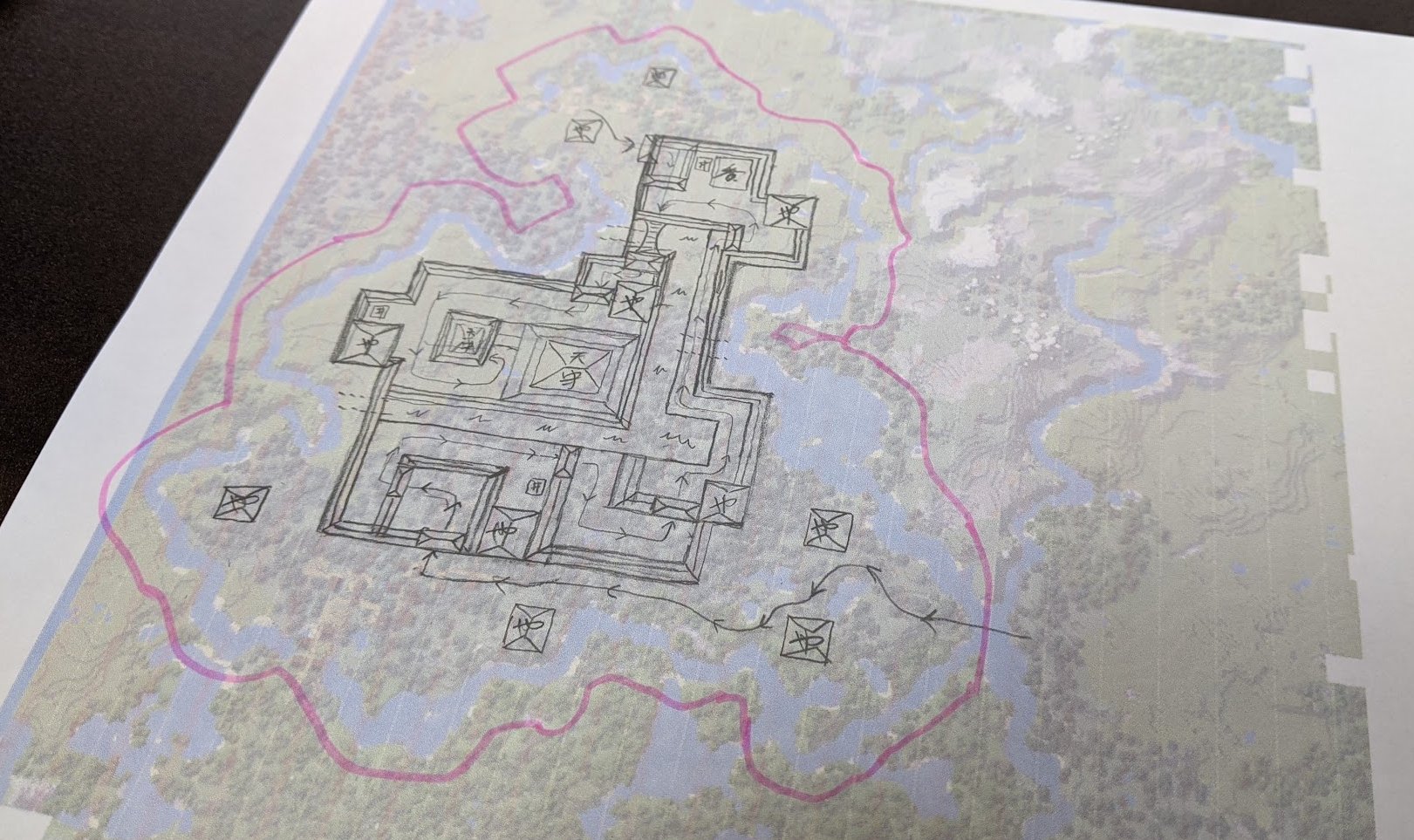 タツナミ シュウイチ ルート的に攻め込みやすい場所があったので構造を少し改めた And図面を取り込んでピクセルデータに移行 この川に囲まれた狭い範囲と変わった地形を現状最大限活かすとなるとこの感じかなぁ 北と南の村もそのまま城下町のような感じ