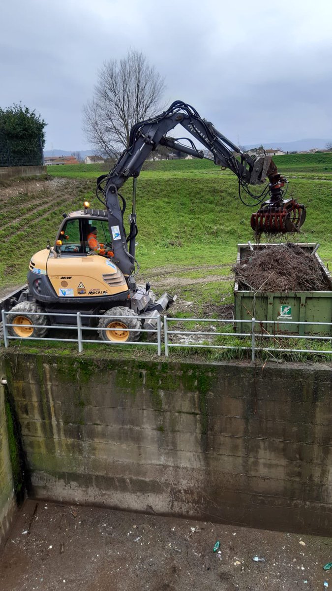 👷‍♂️🚜🚧✔️💦 LAVORI IN CORSO / MANUTENZIONE - Intervento di pulizia del colatore destro al Fosso Reale dai materiali di deposito trasportati dalle ultime piene #manutenzione #prevenzione #bonifica <a href="/ANBIToscana/">ANBI Toscana</a> <a href="/ANBI_Nazionale/">ANBI</a> <a href="/regionetoscana/">Regione Toscana</a> <a href="/MoniaMonni/">Monia Monni</a> <a href="/nepomuceno61/">Marco Bottino</a>
