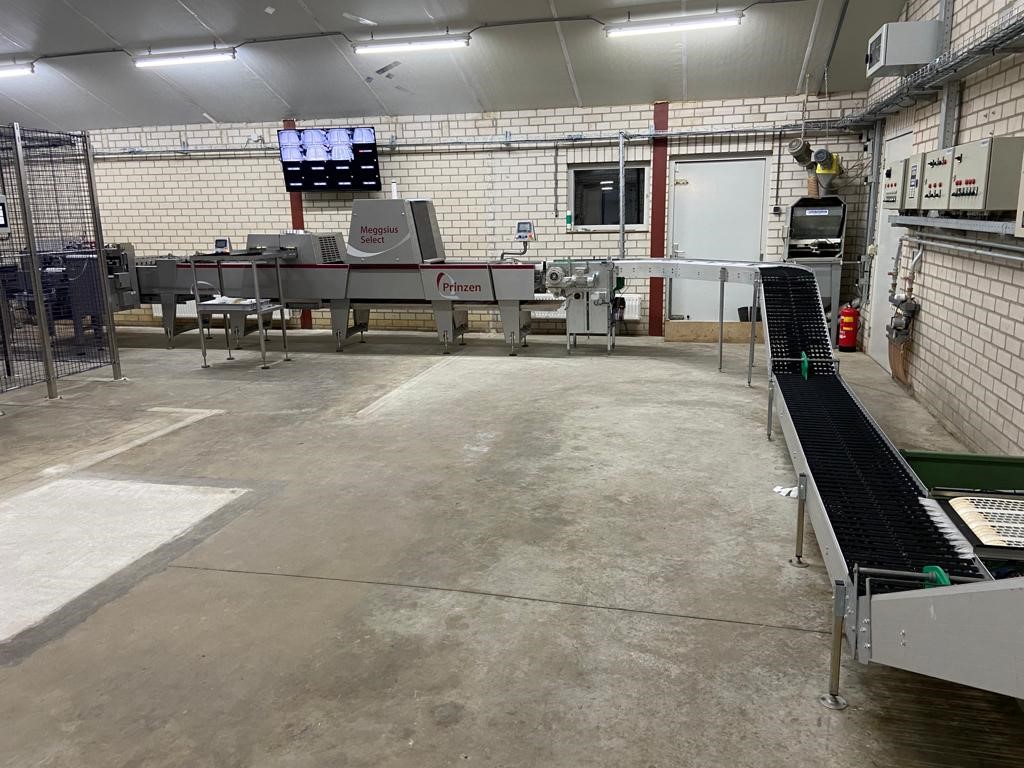 VencomaticGroup's tweet photo. New layer breeder farm almost ready for the birds. With the Prinzen 100 packer. Hercules Cross Conveyor to remove manure out of the house. And Meggsius products to reduce the daily workload. #layers #aviary #tableeggs #smartpoultryfarming - https://t.co/SE2z1dpS5Y https://t.co/guvYqnFXdO