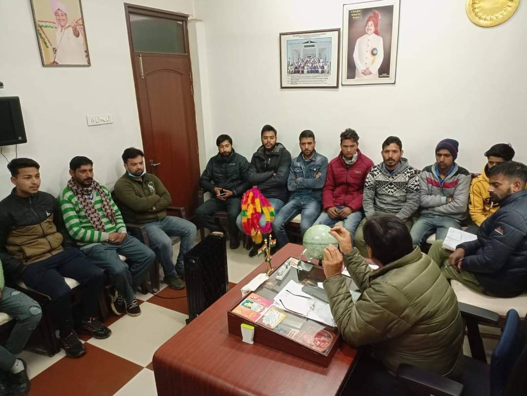 Hitesh Sharma (@hitesh_snr) on Twitter photo आज सुंदर नगर विधानसभा क्षेत्र से 11 परिवार के युवाओं ने भाजपा की जन विरोधी नीतियों को देखते हुए और <a href="/thakursohanlal/">Sohan Lal Thakur</a> जी के द्वारा पूर्व में किए गए विकास कार्यों को देखते हुए भाजपा छोड़कर थामा कांग्रेस का दामन।
#mission_2022
<a href="/AmarpreetLally/">Amarpreet Singh Lally</a>
<a href="/NIGAMBHANDARI1/">Nigam Bhandari</a>
<a href="/IYCHimachal/">HP Youth Congress</a> आज सुंदर नगर विधानसभा क्षेत्र से 11 परिवार के युवाओं ने भाजपा की जन विरोधी नीतियों को देखते हुए और <a href="/thakursohanlal/">Sohan Lal Thakur</a> जी के द्वारा पूर्व में किए गए विकास कार्यों को देखते हुए भाजपा छोड़कर थामा कांग्रेस का दामन।
#mission_2022
<a href="/AmarpreetLally/">Amarpreet Singh Lally</a>
<a href="/NIGAMBHANDARI1/">Nigam Bhandari</a>
<a href="/IYCHimachal/">HP Youth Congress</a>