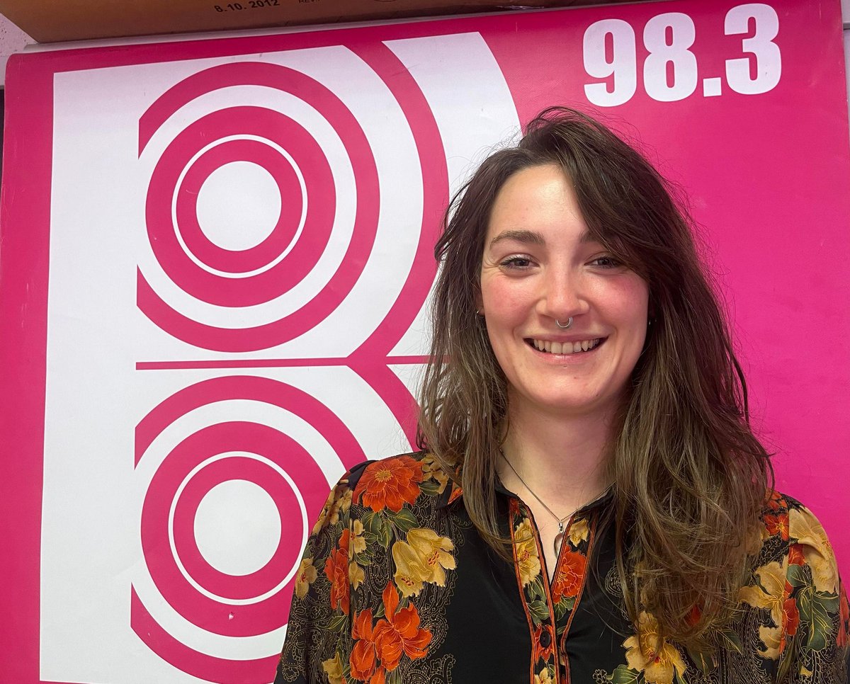🥁 Elle a peint sur les bancs des Beaux-Arts et a été accessoiriste pour @operadelyon. Elle s'est jetée sur le micro avec <a href="/Radio/">...</a>! Après Decibel fm à <a href="/ArgentatKoiOff/">Argentat'KoiOfficiel</a> , elle fait mtn partie de la BRAM-TEAM 🥳🥳
Eve mettra le 🔥 dans tes oreilles ! dès lundi pro dans "Le 13/14" 👂
