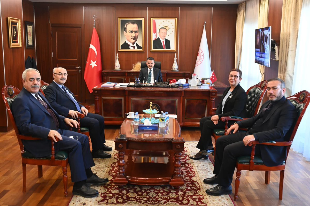 Sayın Bakanımız <a href="/bekirpakdemirli/">Dr. Bekir Pakdemirli</a> ve Bakan Yardımcımız <a href="/aysinisikgece/">Ayşe Ayşin Işıkgece</a> ile  birlikte İzmir Valimiz Yavuz Selim Köşger ve AK Parti Diyarbakır İl Başkanımız Sn. Muhammet Şerif AYDIN ile bir araya geldik.