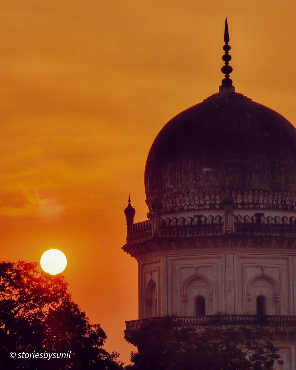 HiHyderabad's tweet photo. An Orange Sunset ☀️
@ #QutbShahiTombs #Hyderabad 

📸: @sunilyella https://t.co/cD1hrn93o2