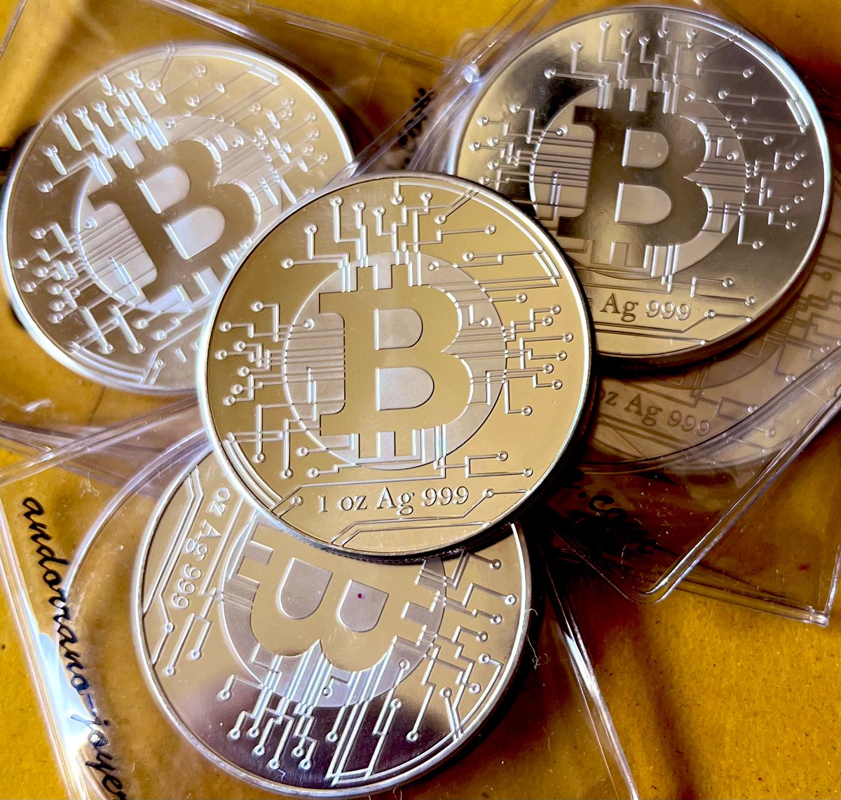 Wyllleon's tweet photo. @funontheride ya tenemos las primeras monedas de @Oro_inversion #Bitcoin https://t.co/XyG0c70a1m