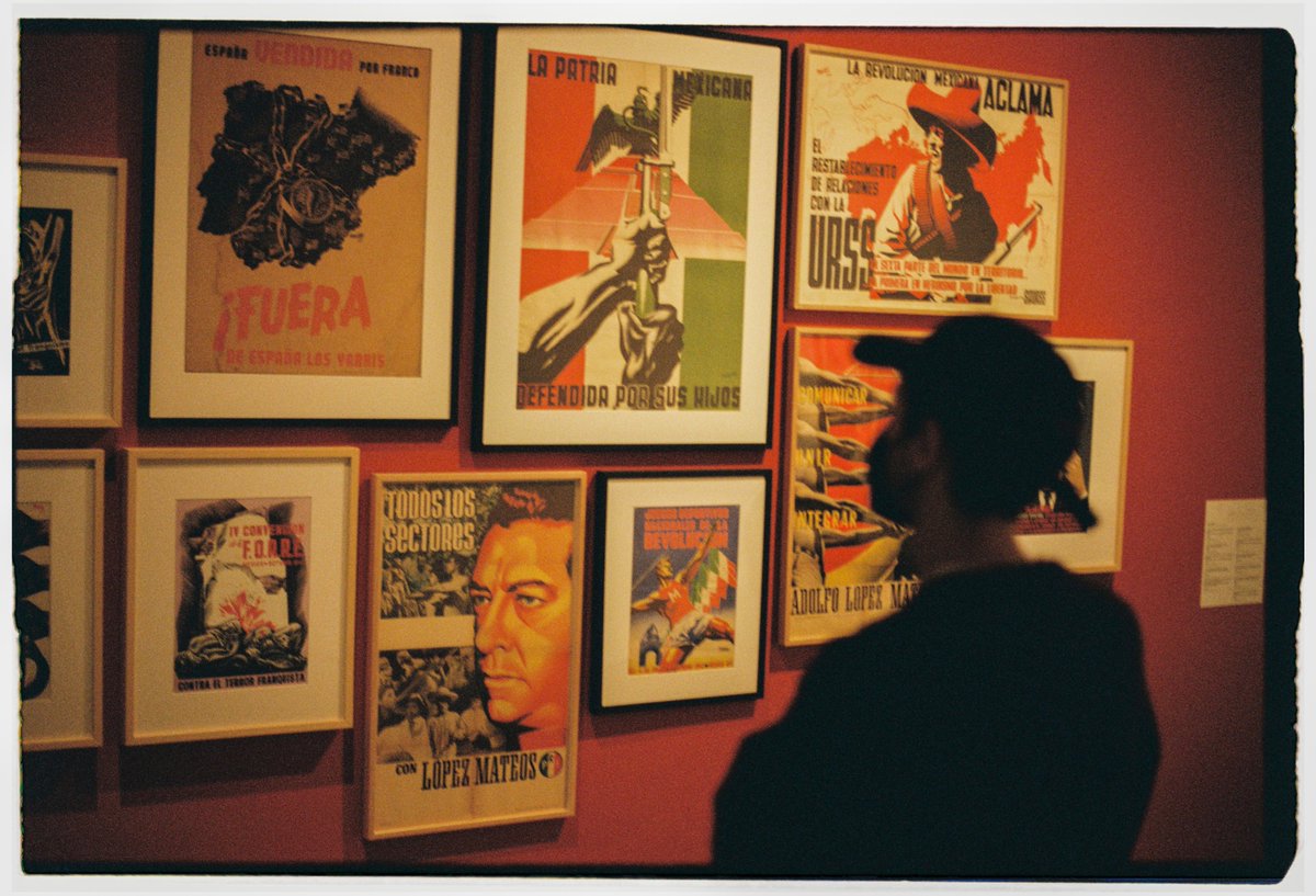 Malvadineitor's tweet photo. Unos pringaos en el museo 🎞🖼 https://t.co/3BszqR60Hi