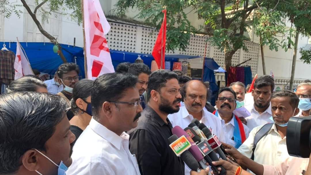 sfipuducherry's tweet photo. SFI Puducherry Pradesh Committee organised a protest demonstration along with other political and student organisations against the debarment of 11 students from Pondicherry University. Com. V P Sanu( All India President, SFI) addressesd the gathering. #revokedebarment https://t.co/NqJ1RsPD7U
