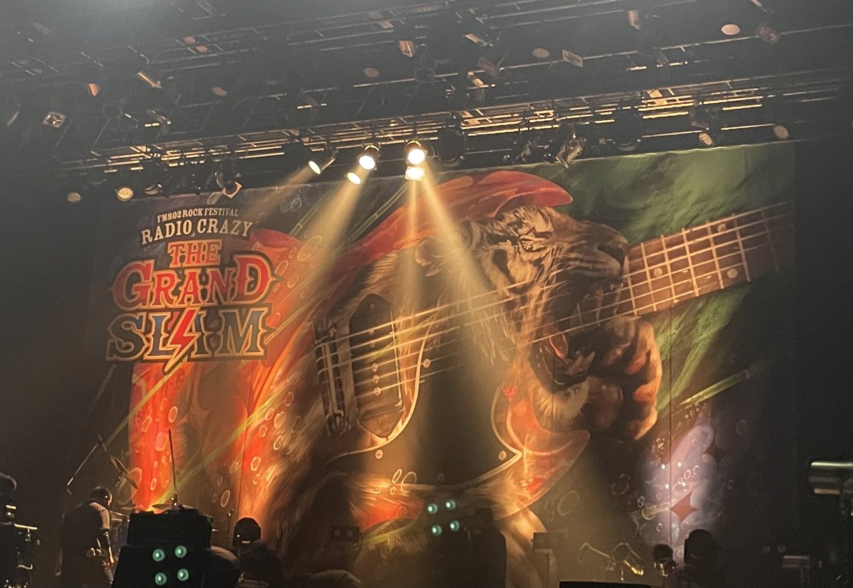 mmMI_KAaa's tweet photo. レディクレのWHOLE9 巨大バナー？ステージにあると、、照明の加減でトラがメインになったり、ギターがメインになったりしてることに気づいて、Kroi中に、😮✨✨こんな顔で見ててしまった、、いつもはステージにないやん。今年Zeppなんばのステージ幕？になって照明の当たり方想定してたとしたらすごみ https://t.co/haAXINTiot