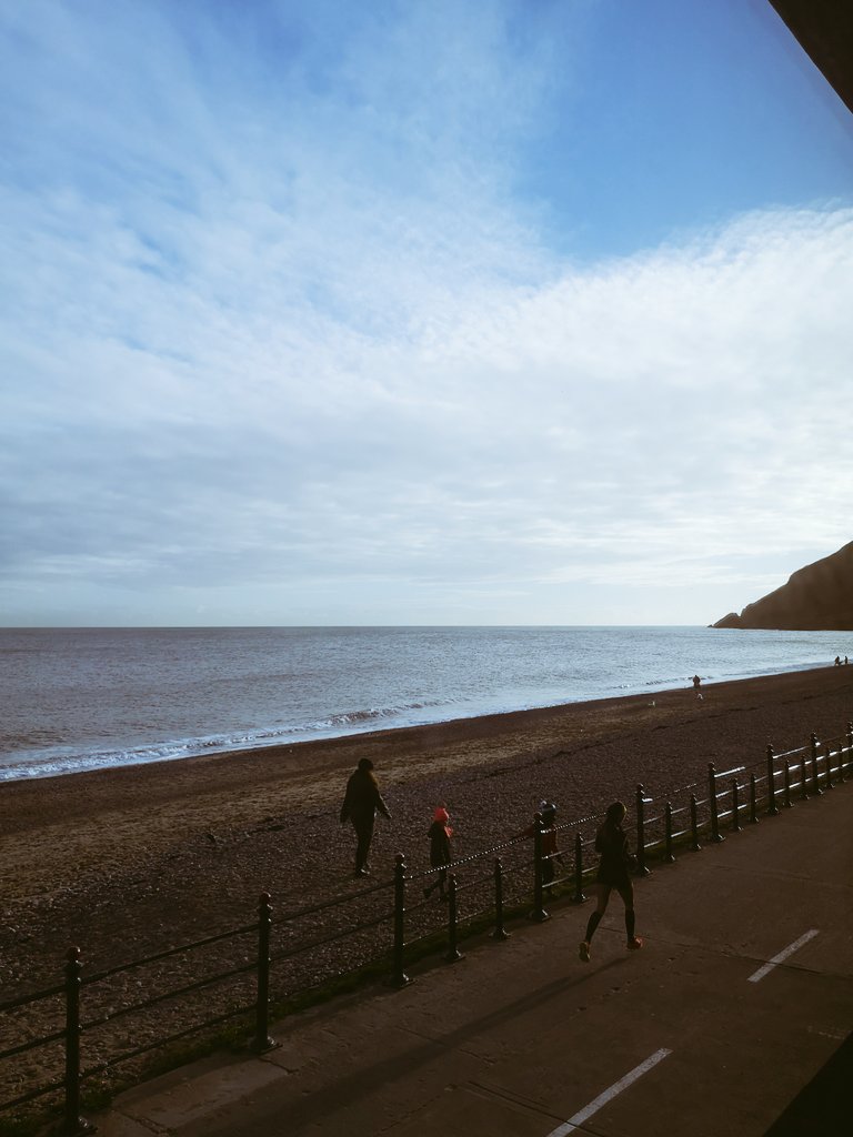 RobbieSmyth's tweet photo. What a stunning morning in Bray. Never get board of my office view 😍😍 #ButlerandBarry #Bray #Visitwicklow #LesClefsdOrIreland #Tourismireland https://t.co/8iqoqa6pnu