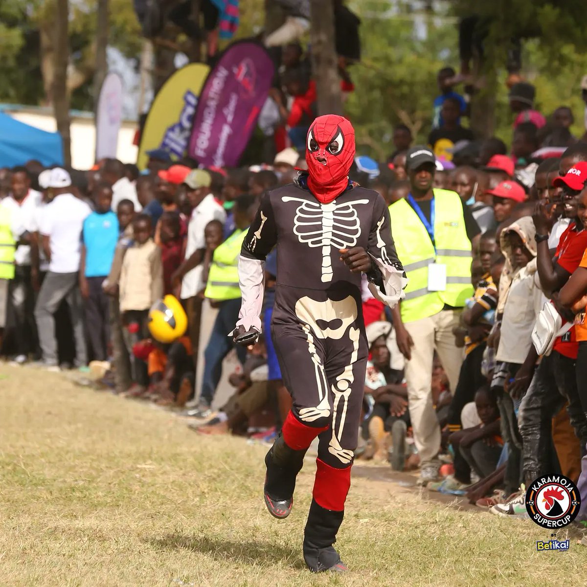 bramwelkaramoja's tweet photo. Samitsi FC Fan number 1. His name is Enock a.k.a Spiderman. He sprints faster than Usain Bolt from one corner flag to another. Football is all about Fans and there is always ONE that stands out. Big up Enock 👊👊

#KaramojaSuperCup #Football #Fans #Samitsifc #aBoyFromKakamega https://t.co/PTXCCQAzzC