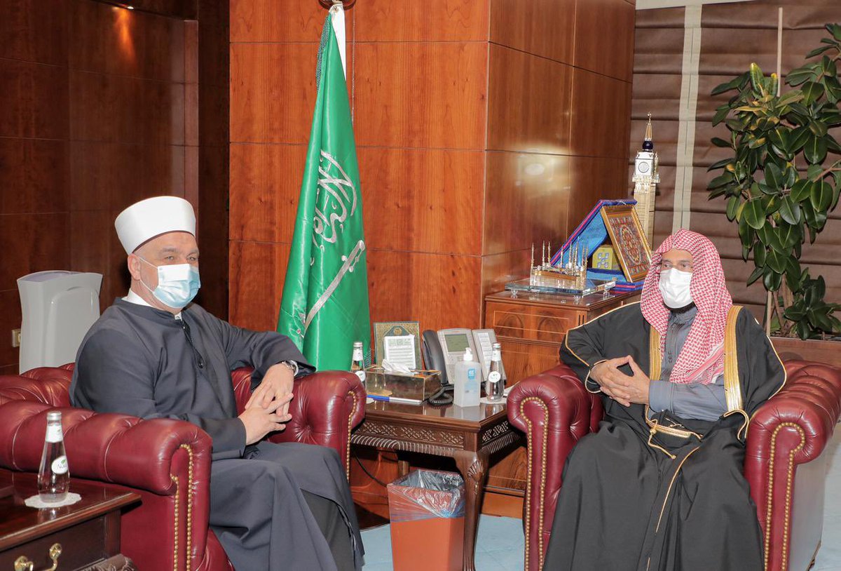 Saudi_Moia's tweet photo. استقبل معالي وزير الشؤون الإسلامية د.#عبداللطيف_آل_الشيخ بمكتبه في الوزارة، اليوم الأربعاء، سماحة رئيس العلماء المفتي العام رئيس المشيخة الإسلامية في البوسنة والهرسك الدكتور حسين كفازوفيتش، والوفد المرافق له، الذي يزور المملكة حالياً للمشاركة في أعمال جائزة الملك فيصل العالمية. https://t.co/m0iAIFjk1g