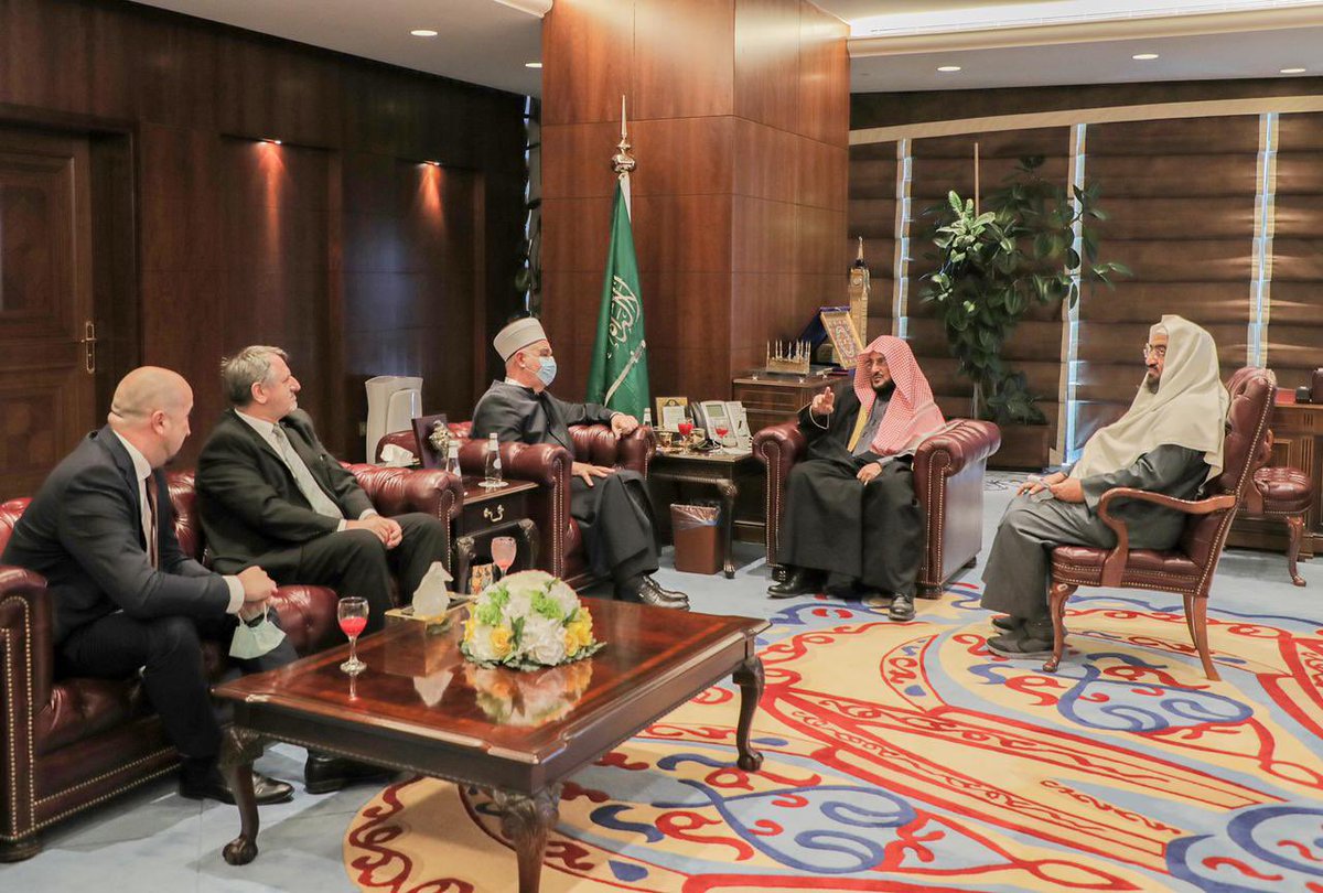 Saudi_Moia's tweet photo. استقبل معالي وزير الشؤون الإسلامية د.#عبداللطيف_آل_الشيخ بمكتبه في الوزارة، اليوم الأربعاء، سماحة رئيس العلماء المفتي العام رئيس المشيخة الإسلامية في البوسنة والهرسك الدكتور حسين كفازوفيتش، والوفد المرافق له، الذي يزور المملكة حالياً للمشاركة في أعمال جائزة الملك فيصل العالمية. https://t.co/m0iAIFjk1g
