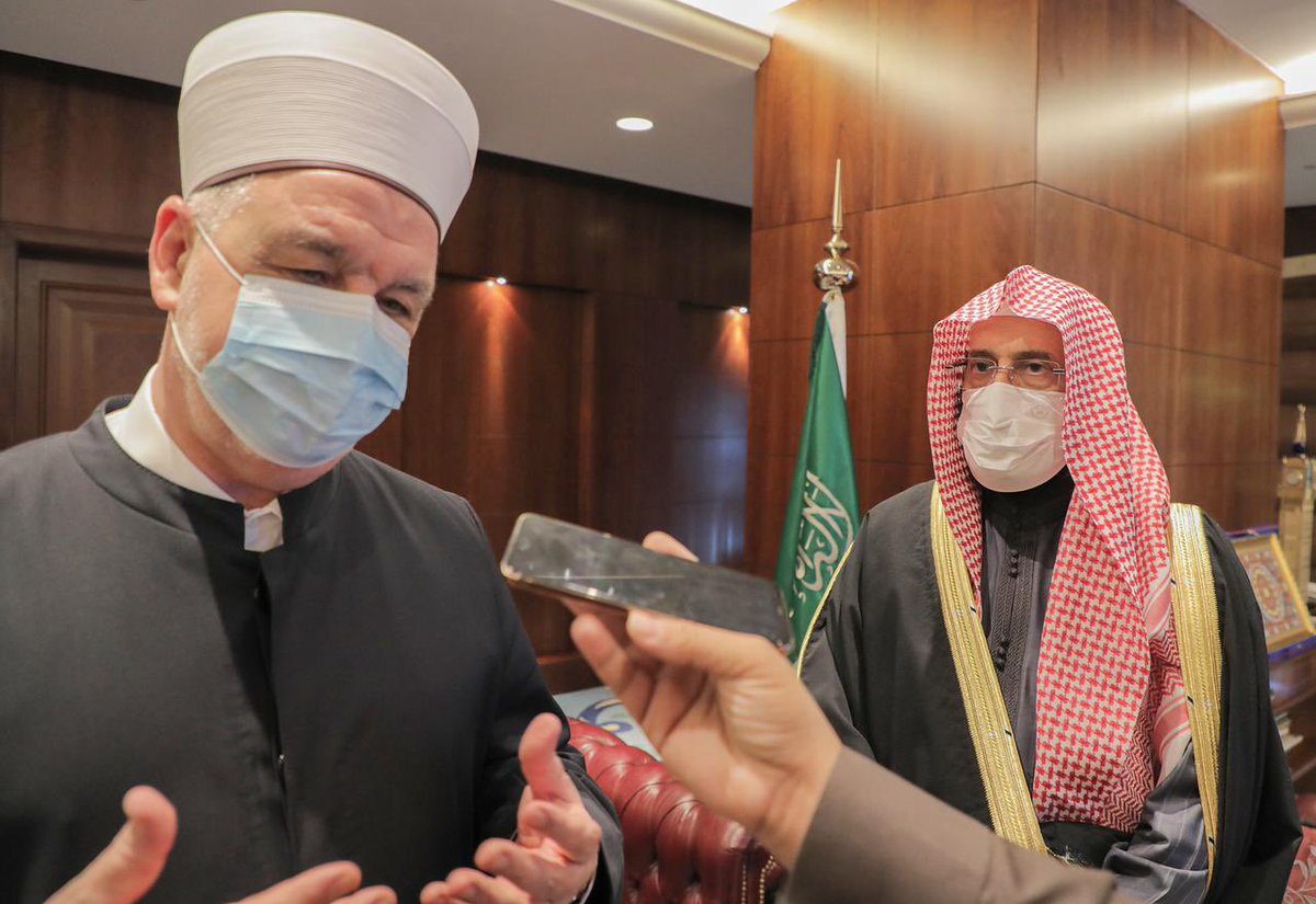 Saudi_Moia's tweet photo. استقبل معالي وزير الشؤون الإسلامية د.#عبداللطيف_آل_الشيخ بمكتبه في الوزارة، اليوم الأربعاء، سماحة رئيس العلماء المفتي العام رئيس المشيخة الإسلامية في البوسنة والهرسك الدكتور حسين كفازوفيتش، والوفد المرافق له، الذي يزور المملكة حالياً للمشاركة في أعمال جائزة الملك فيصل العالمية. https://t.co/m0iAIFjk1g