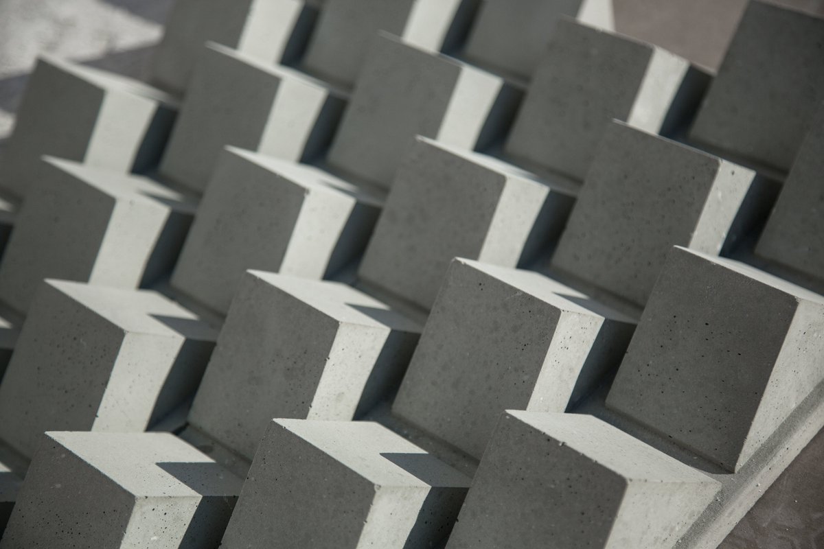 DekkapU's tweet photo. ❤With the year 2022, striking surfaces are on the agenda. You will be amazed how the sunlight turns into a soft, swirling dance on such hard concrete. It will be the choice of those who love change and what is different.
.
.
#sustainablearchitecture #grcplus #concreteskin https://t.co/oaQVOuvI8r