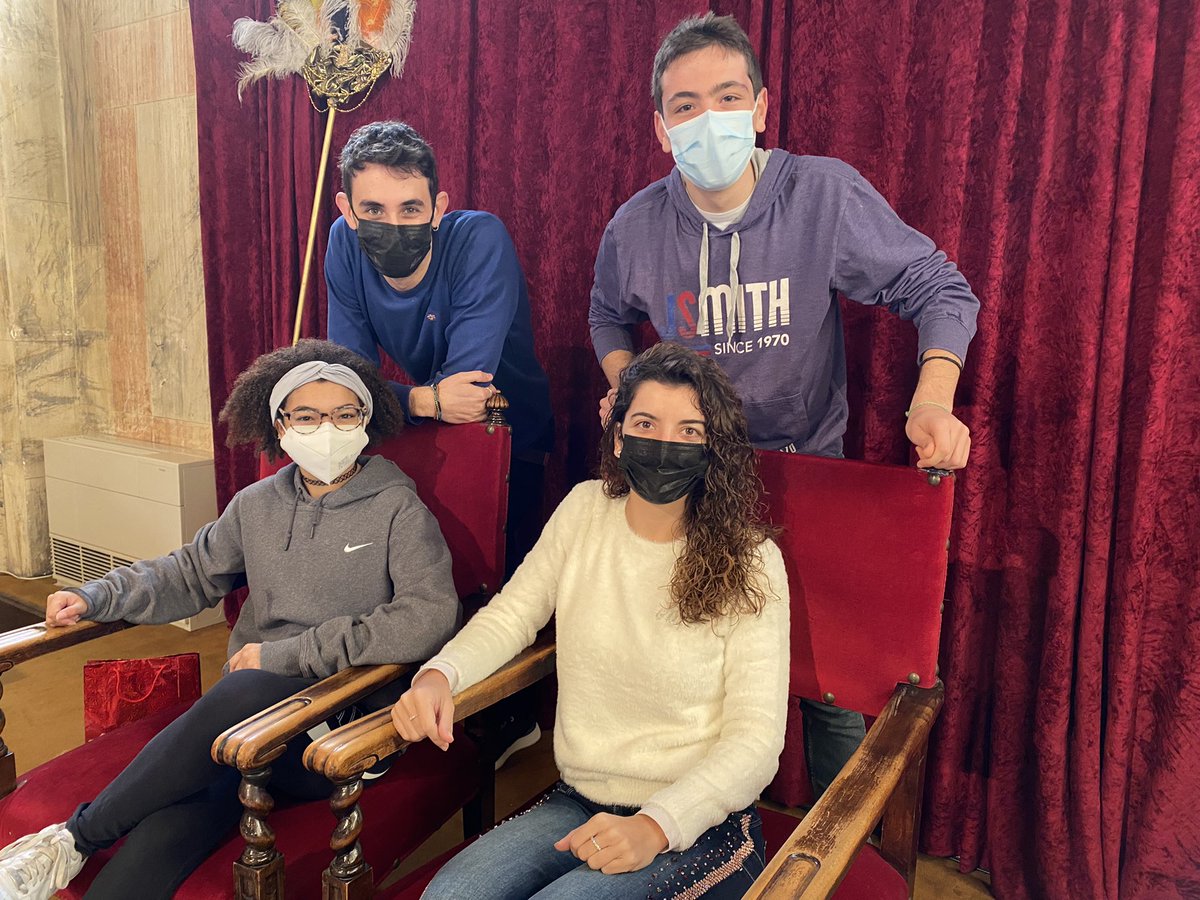 tvbergueda's tweet photo. 📑 Preparatius i assajos amb els quatre presentadors de la Nit de Reis a 📺  #tvberguedà. 

💫 Avui de 18 a 20h, 🔴 #ENDIRECTE 📍 des de #Berga i #Cercs us portem els Reis de l’Orient al sofà de casa! 🏠 https://t.co/xbCzd2FLE0
