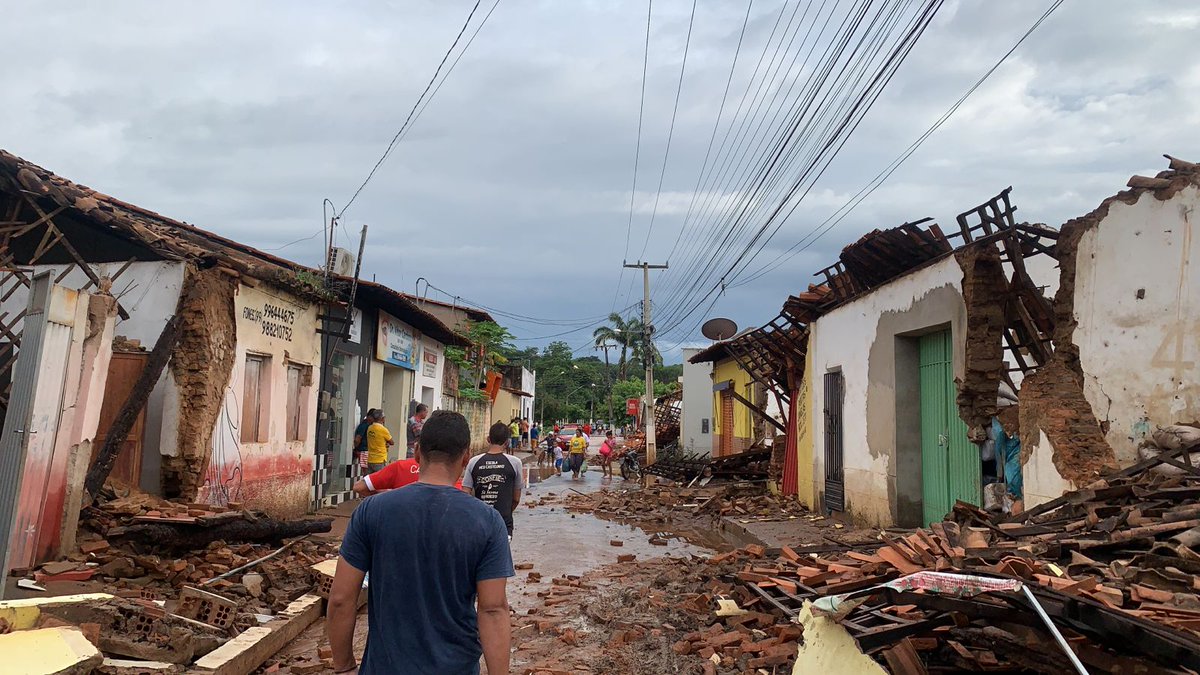imirante's tweet photo. Mais de 100 famílias estão desabrigadas em Mirador após enchente que devastou a cidade https://t.co/AcKAyddSI2 #Mirador #famílias #desabrigadas #enchente #RioItapecuru (Foto: Nice Ribeiro/TV Mirante) https://t.co/e3zXcMLL6S