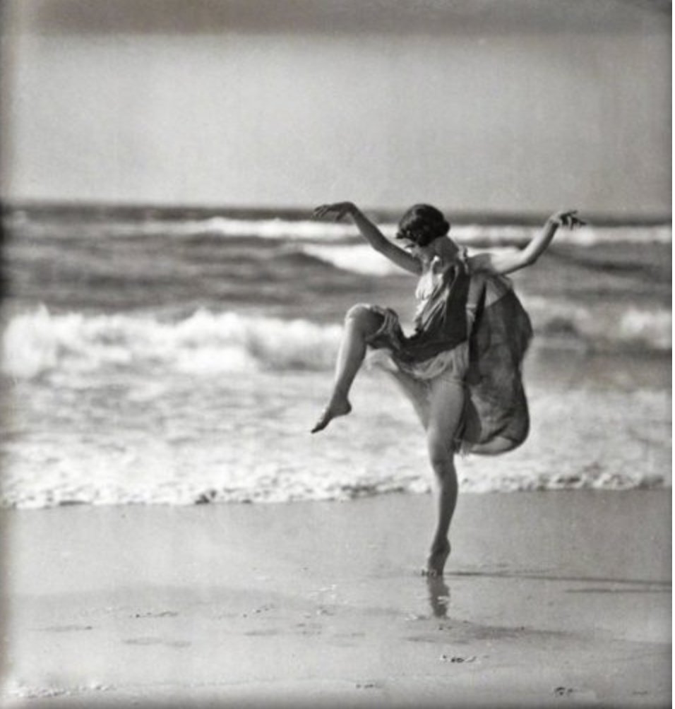 HDA_edu_num's tweet image. 🩰 Revoir #IsadoraDuncan danser |

❓Comment #conserver l'#ArtChorégraphique ? Un article @alexjubelin dans @entre_temps_cdf 👉 entre-temps.net/archiver-le-sp…

📹 Hommage au #MuséeBourdelle @parismusees par #CarolynCarlson @AcadBeauxarts pour le #8mars 2003 👉numeridanse.tv/videotheque-da…