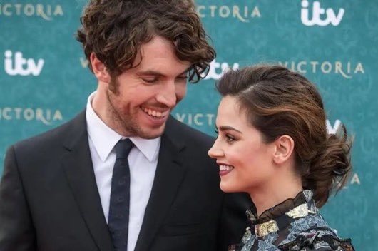 maneggiami's tweet photo. nella vita qualcuno che guarda jenna come lo fa tom e viceversa grazie #Victoria #vicbert https://t.co/43ZJrO52rd
