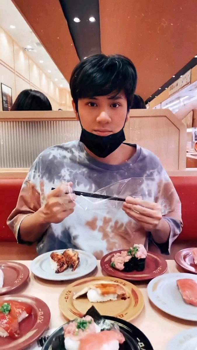 terapiiii's tweet photo. 番外編: Nanonとお寿司🍣😋
〜Cute Cuteなえくぼスシロー編〜
Dimple นนน always makes me happy……😭🥺☺️
#ทปอชน #TripleNChannel
#nanon_korapat @mynameisnanon
#นนนกรภัทร์ (NanonKorapat)
cr: to owner, onpic, Nanon IG https://t.co/H5PGXqZO7c