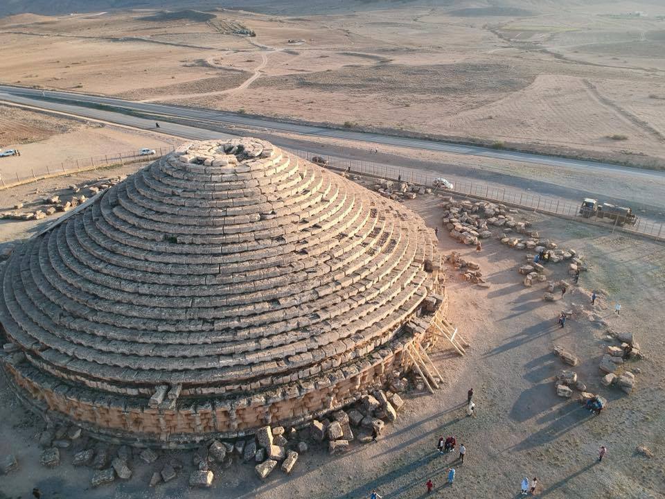 Thread sur un monument historique des Berbères qui se trouve actuellement en Algérie🇩🇿 terre des dynasties ancestrales qui ont marqué l'histoire et des résistants !!!

Medracen, la sépulture des rois numides, le patriarche des Amazighs💝.