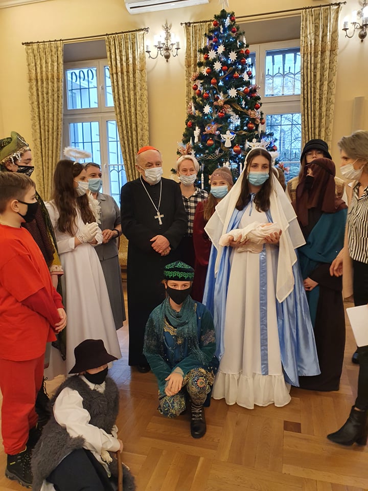 pdm_missio's tweet photo. [KOLĘDNICY Z MISJĄ] 👣👣👣💓👉🌐
#kolędnicymisyjni z parafii Ducha Świętego w Woli Uhruskiej (diecezja siedlecka) dotarli na ul. Miodową @ArchWarszawska Dziękujemy ks. kard. Kazimierzowi Nyczowi za serdeczne przyjęcie młodych misjonarzy z #PDMD💝 https://t.co/lKzCmJbrjQ
