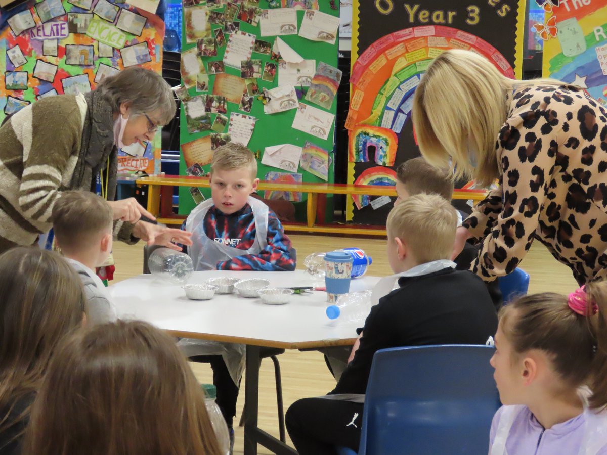 MablinsSchool's tweet photo. Year 5 have had a busy morning. They have been working with @SueGuildford to recycle plastic bottles into flowers which will be part of a tree on which we will hang our COP26 promises. https://t.co/5KIeMSKvoW