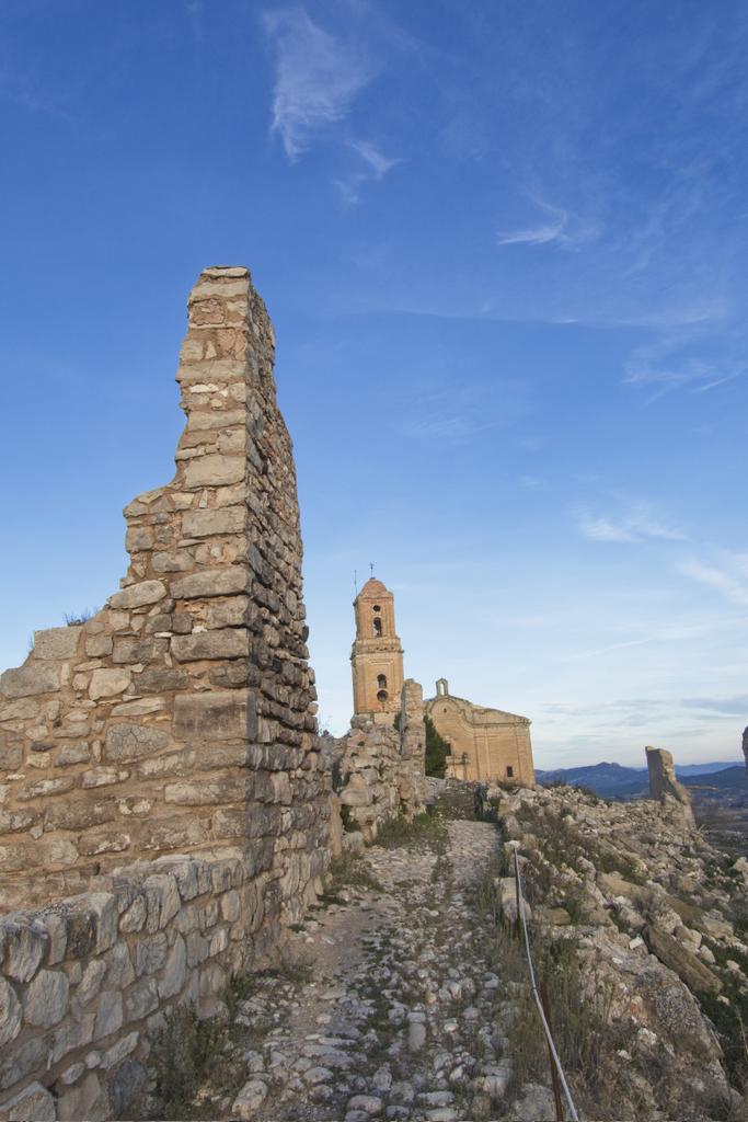 rescoda's tweet photo. Un espai trist, però de visita obligada per no oblidar el passat ni els qui van patir o morir sota aquestes pedres i moltes altres del territori. 
#poblevellcorberadebre #corberadebre #poblevell #memoriahistorica https://t.co/vWw2GvbDEM