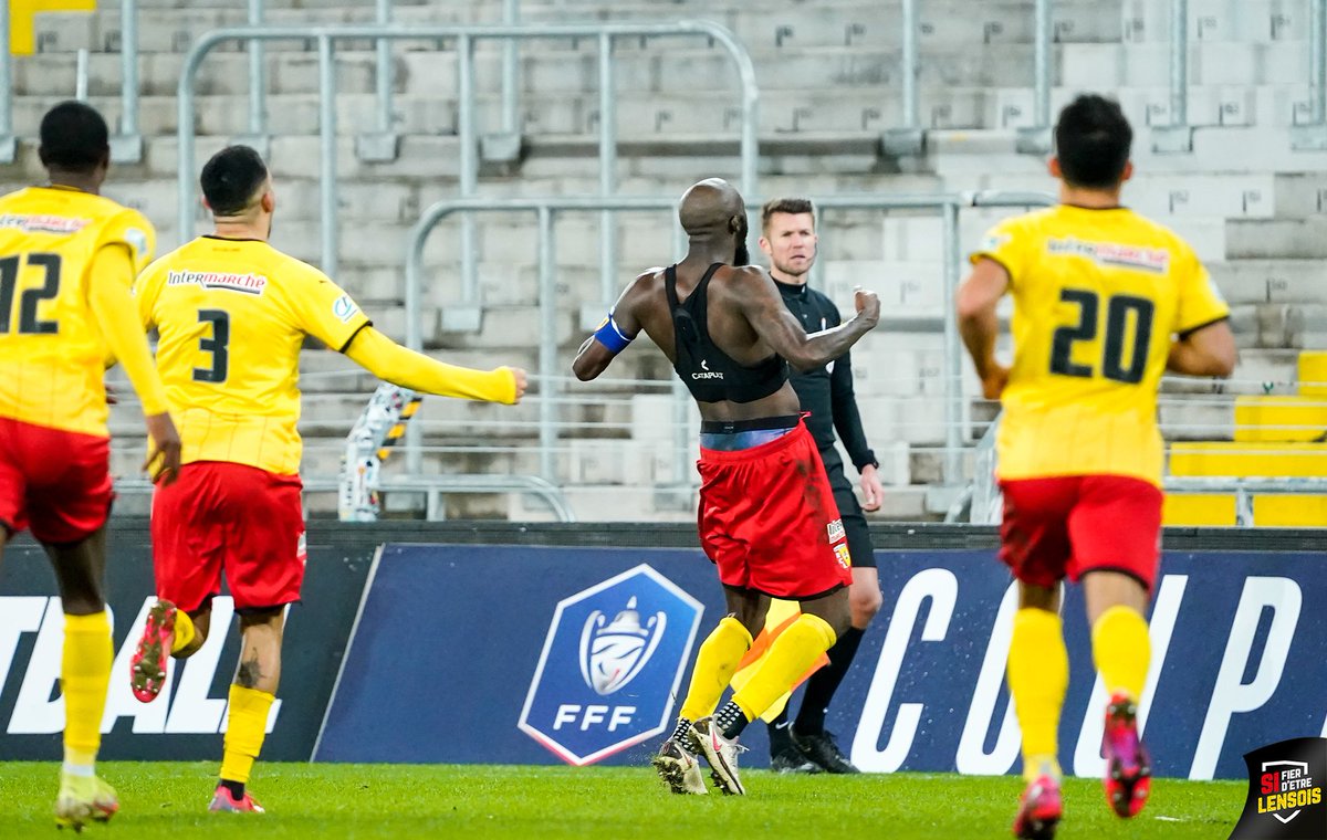 RCLens's tweet image. ⌚👈 

Quand l&apos;horloge du 59 se dérègle et indique finalement 95&apos;... 

#RCLLOSC