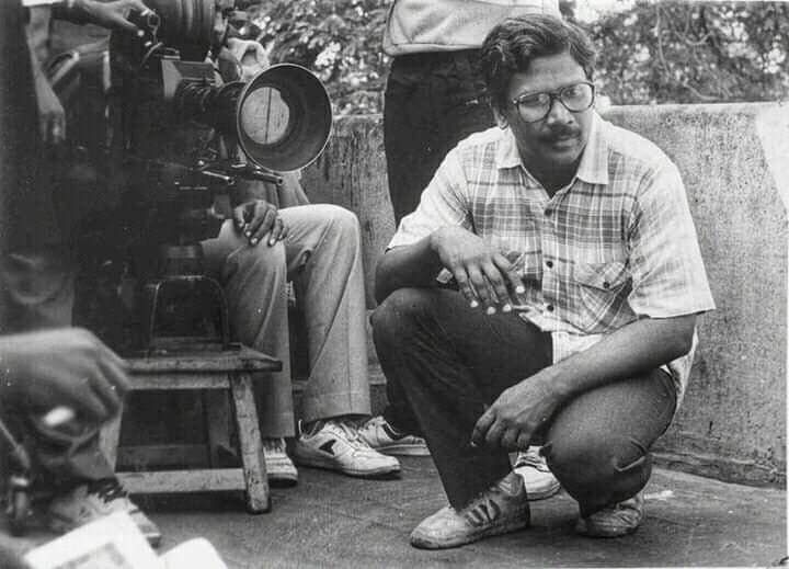 YellowBenchTml's tweet photo. A rare photo of director Mani Ratnam was taken during the shooting of Mouna ragam @1985 

#mani #manirathnam #maniratnamfilm #maniratnam #mounaragam #shooting #shooting_time #shootingfilm #filmshooting #indianfilmdirector #TamilCinema https://t.co/nxcWKFm0EG