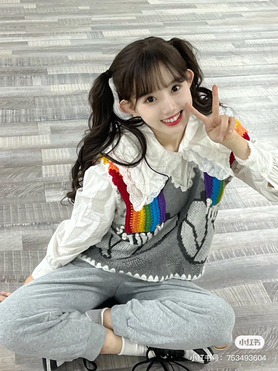 O17WODE's tweet photo. 220105 #SNH48 #李慧 #리훼이 샤오홍슈 업데이트 

【번역】 오늘은 🌈 
스윗한 여동생의 양갈래는 이미 머리에 용접했어💕
👔: IVY ONO https://t.co/76feh2P7GX