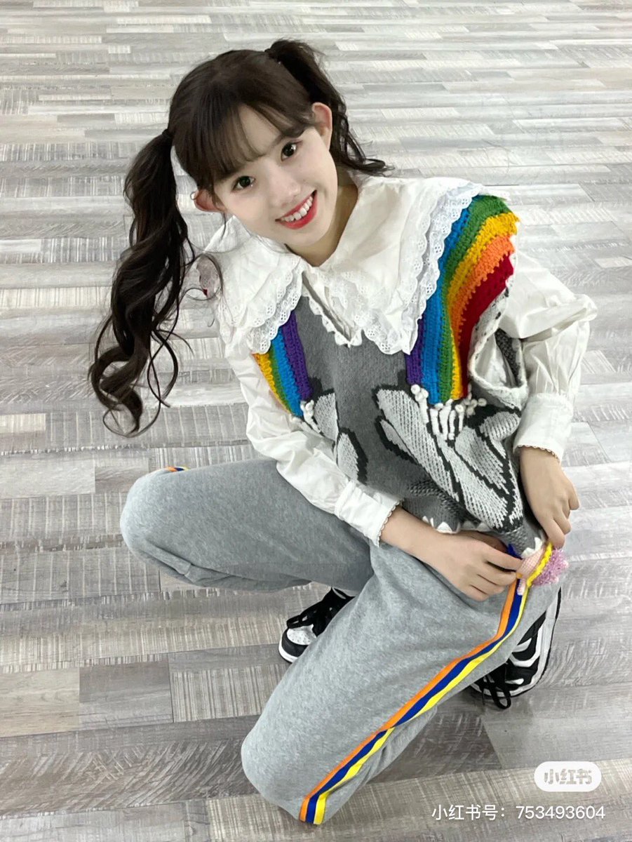 O17WODE's tweet photo. 220105 #SNH48 #李慧 #리훼이 샤오홍슈 업데이트 

【번역】 오늘은 🌈 
스윗한 여동생의 양갈래는 이미 머리에 용접했어💕
👔: IVY ONO https://t.co/76feh2P7GX
