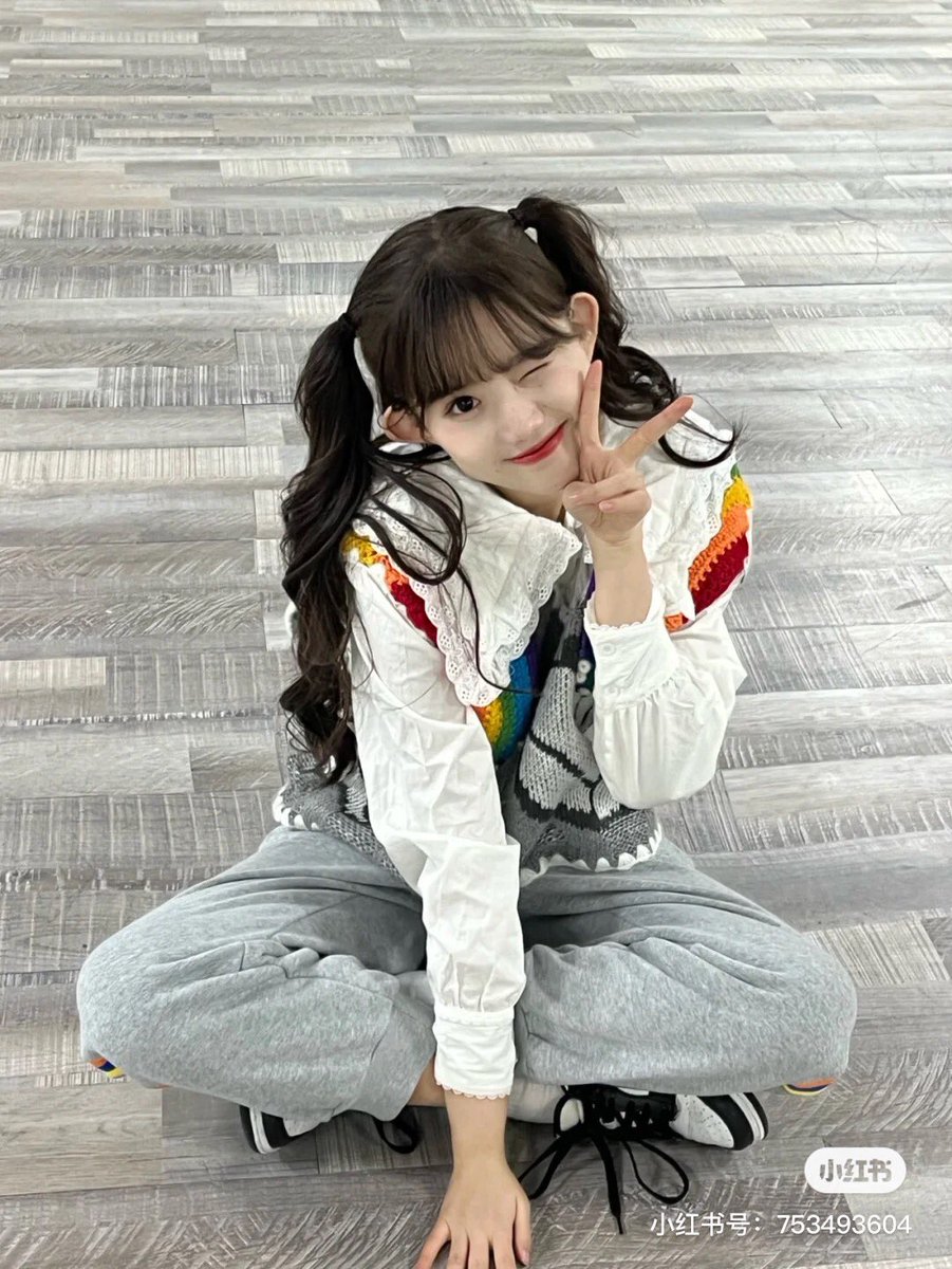 O17WODE's tweet photo. 220105 #SNH48 #李慧 #리훼이 샤오홍슈 업데이트 

【번역】 오늘은 🌈 
스윗한 여동생의 양갈래는 이미 머리에 용접했어💕
👔: IVY ONO https://t.co/76feh2P7GX