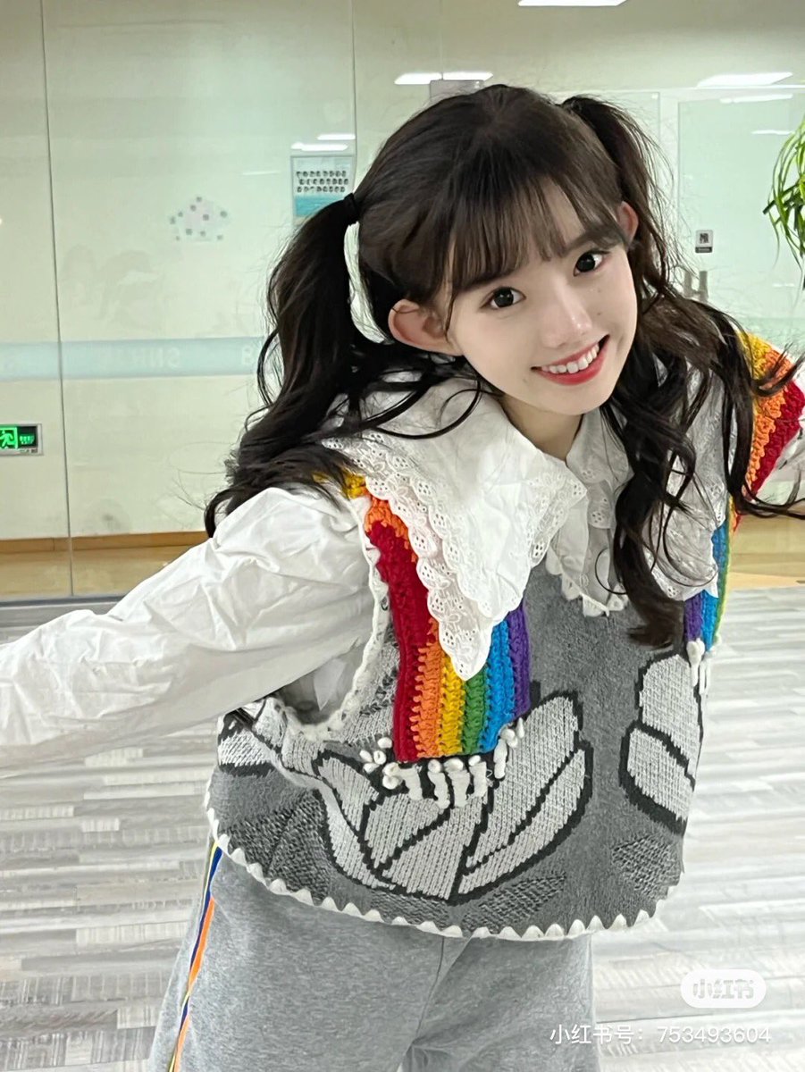 O17WODE's tweet photo. 220105 #SNH48 #李慧 #리훼이 샤오홍슈 업데이트 

【번역】 오늘은 🌈 
스윗한 여동생의 양갈래는 이미 머리에 용접했어💕
👔: IVY ONO https://t.co/76feh2P7GX