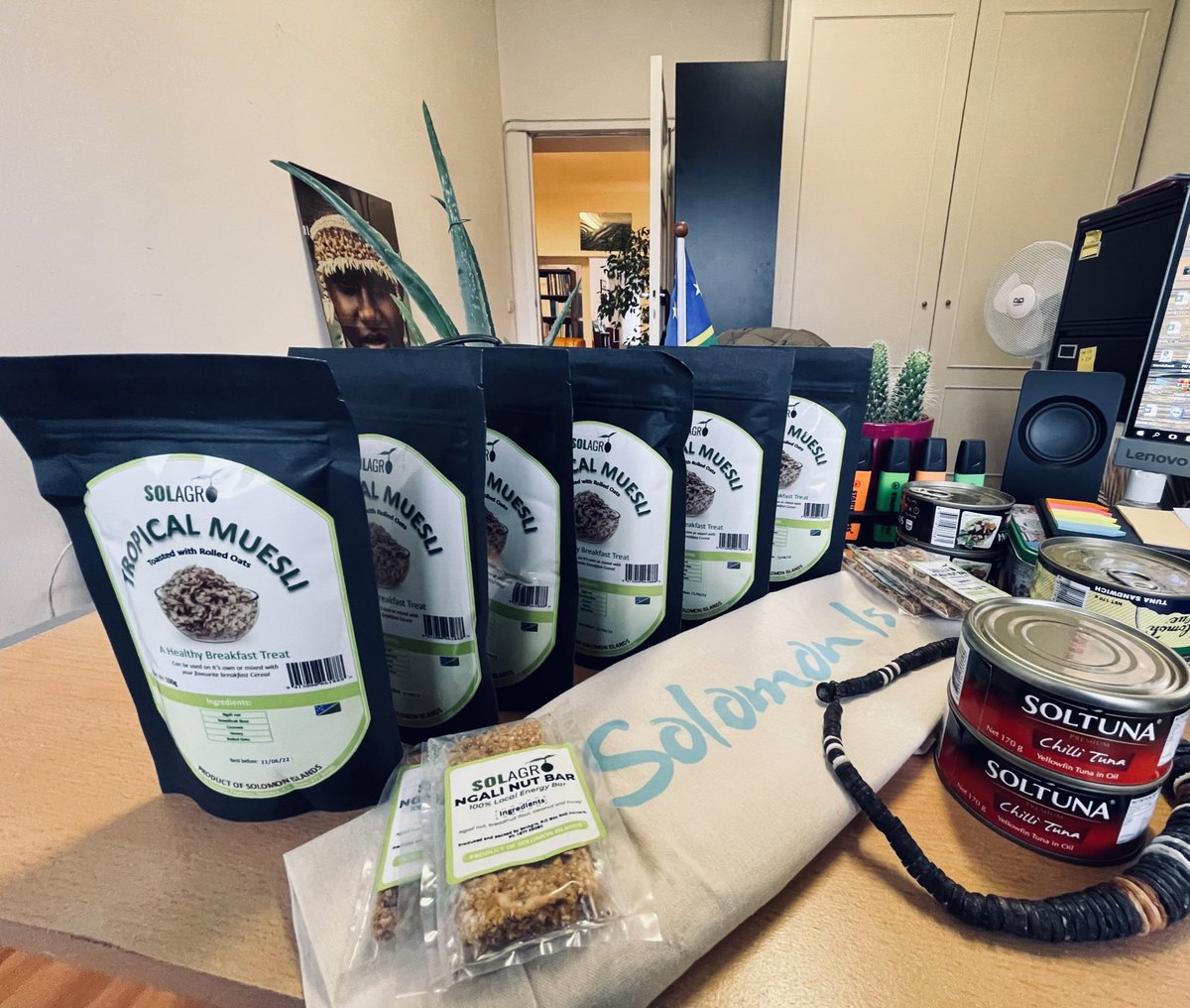 Vanessa_Rodie's tweet photo. Treats from home 🇸🇧 sent from a dear colleague! Cannot wait to try out everything 🤗 #SolAgro #Soltuna https://t.co/gDgeoUdzt9