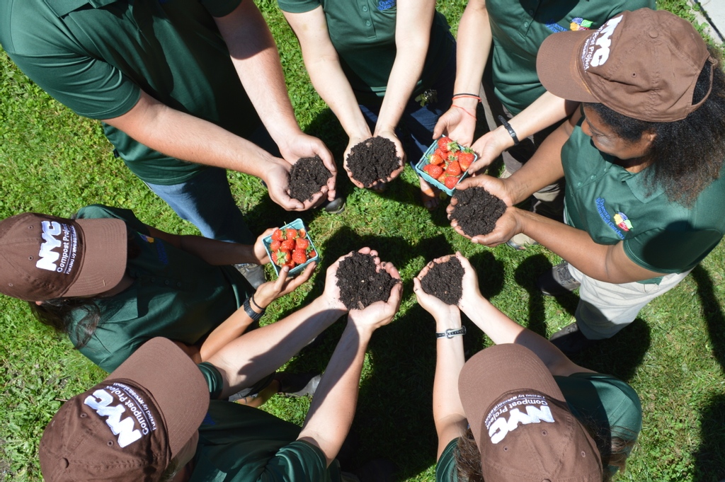 queensbotanicl's tweet image. Composting is easier--and more fun--with good company! Learn from &amp;amp; meet other composters at the Compost Mix Zoom on Wed, 1/12, a FREE, hour-long virtual space for technical assistance. Register: qbgcompostmix2021.eventbrite.com
#QBGCompost #NYCCompost #MakeCompostNotTrash @nyczerowaste