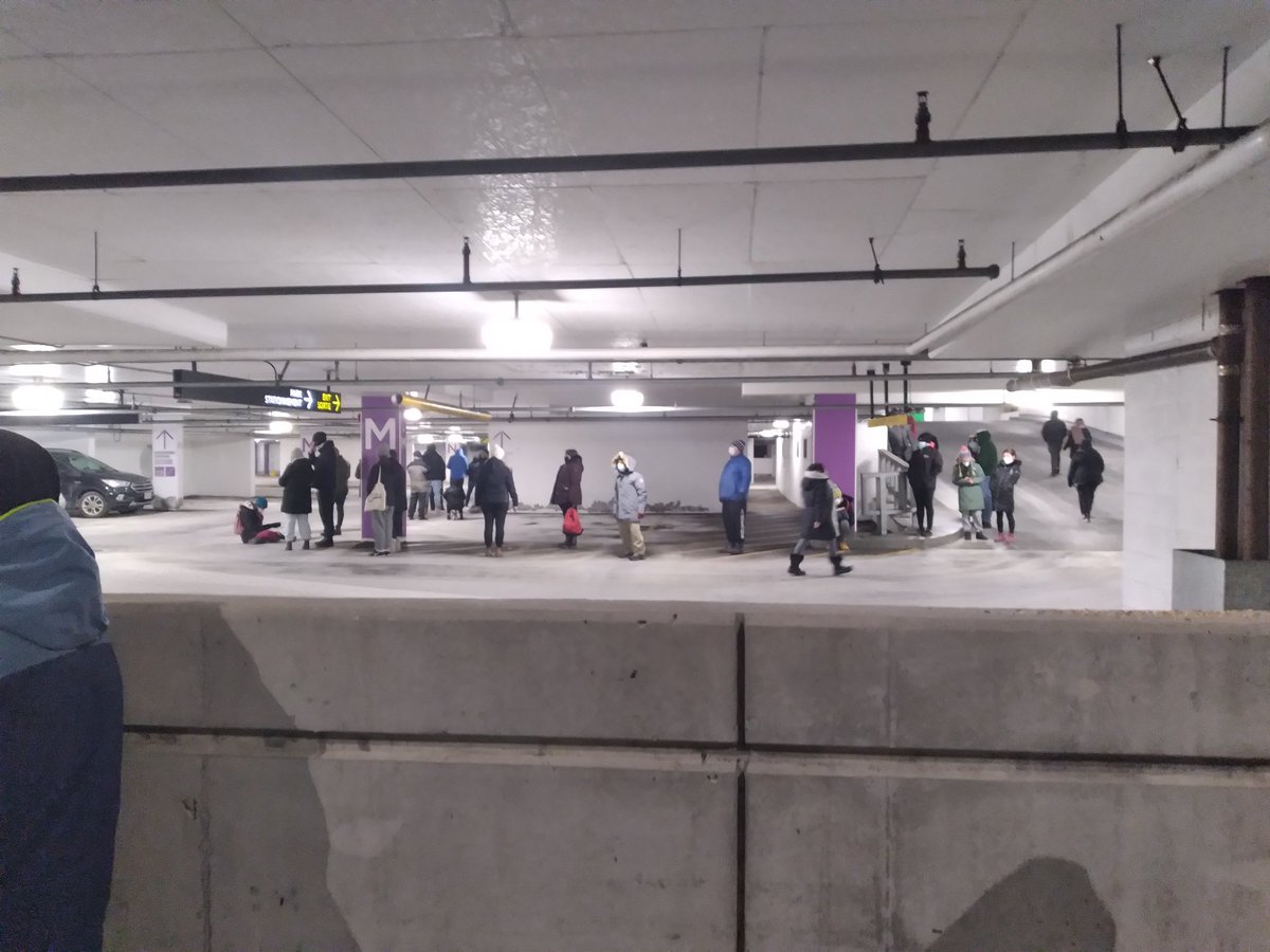 Kenz0s's tweet photo. At Bayshore Shopping Centre for 7am handout of RATs. Need them for my family. Got here at 6:25. It's hopeless. The line goes around the mall and snakes through the vast parking garage.
#Dougstopia https://t.co/eyHqyRbCdC