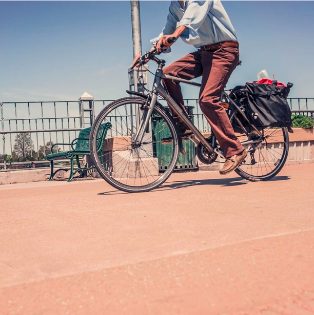 BecaneJules's tweet photo. La Bécane à Jules a rouvert ses portes ce matin, l’occasion de vous présenter nos meilleurs voeux pour 2022. 
Nous sommes heureux de vous accompagner pour bichonner vos vélos, panser leurs plaies ou chercher une seconde jeunesse.
Merci à vous, acteurs de la mobilité de demain ! https://t.co/c6Hsq8uRN5