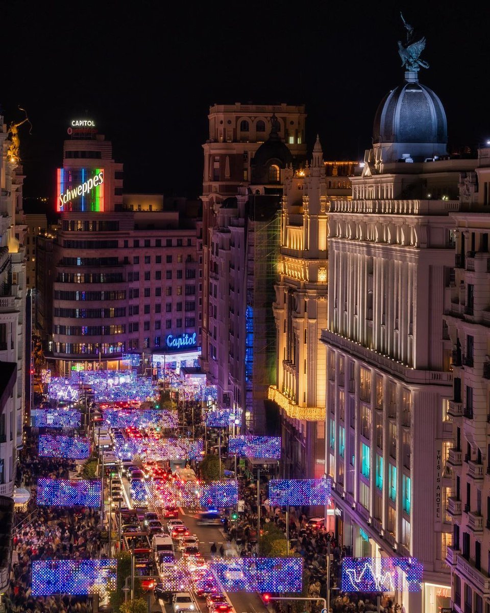 M_C_D_Moda's tweet photo. La Noche de Reyes es una de las más esperadas del año. 
Se vive con ilusión y alegría por grandes y pequeños. 
Desde MCDM queremos desearos todo lo mejor y deciros que vosotros sois nuestro mejor regalo.  ✨🎁
🐪👑🐪👑🐪👑 ¡Feliz Noche de Reyes!  🐪👑🐪👑🐪👑
📸 © @pedro_mad23 https://t.co/roqvEaqeTa